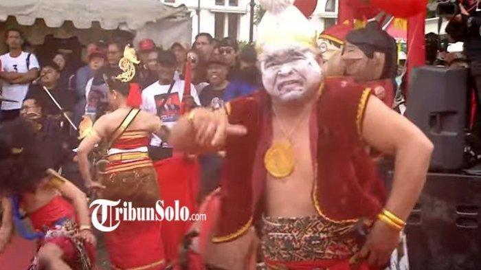 Seorang pemeran wayang orang tokoh Semar, Blacius Subono meninggal dunia usai pentas di tengah kirab Hajatan Rakyat Ganjar Pranowo-Mahfud Md di Solo, Sabtu (10/2/2024).