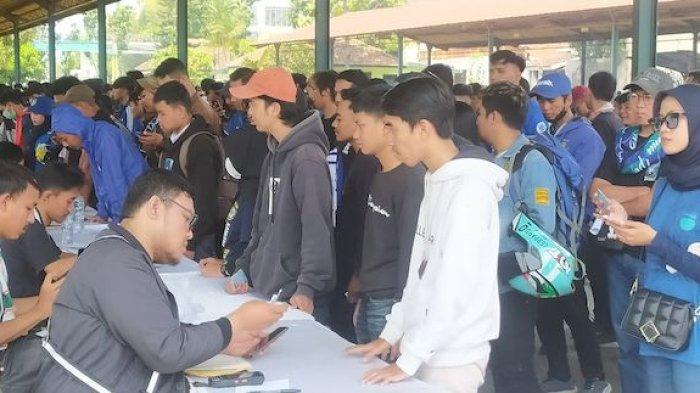 Bobotoh antre di penukaran tiket laga Persib vs Arema, Rabu (8/11/2023).
