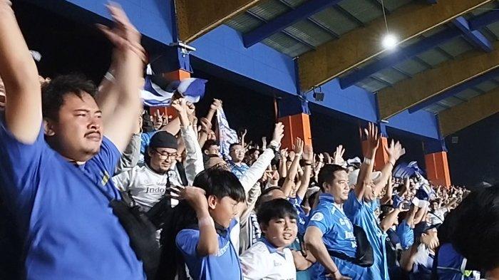 Salah seorang Bobotoh asal Cianjur, Sandi Sonim (35) merayakan gol Persib Bandung ke gawang Madura United. Sandi datang bersama anaknya, Rakhael (12) langsung ke stadion untuk menyaksikan leg pertama final Championship Series Liga 1 2023/24 yang digelar di Stadion Si Jalak Harupat, Soreang, Kabupaten Bandung, Minggu (26/5/2024).