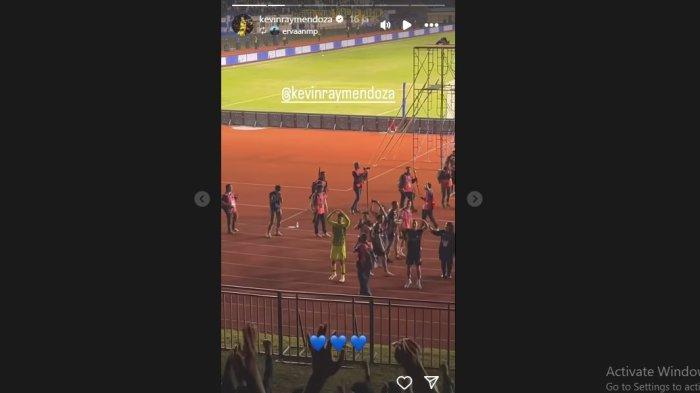 Bobotoh menyanyikan chant untuk Kevin Ray Mendoza pada laga perdana Liga 1 2024/2025 antara Persib Bandung vs PSBS Biak di Stadion Si Jalak Harupat, Kabupaten Bandung, pada Jumat (9/10/2024).