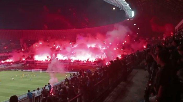 Ratusan flare dinyalakan bobotoh yang tak puas seusai Persib dibantai 1-4 oleh Persikabo 1973 di laga akhir Liga 1 2022-2023 yang digelar di Stadion GBLA, Sabtu (15/4/2023).