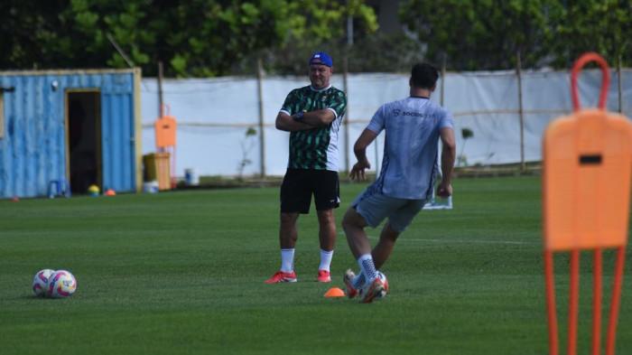 PELATIH PERSIB - Pelatih Bojan Hodak saat sesi latihan Persib Bandung di Lapangan Pendamping Stadion Gelora Bandung Lautan Api, Rabu (30/7/2025). Pelatih Persib Bandung, Bojan Hodak memberi waktu libur untuk Kakang Rudianto dan Robi Darwis yang memperkuat Timnas U-23 itu.