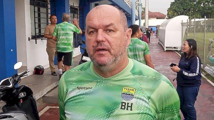 Pelatih Persib, Bojan Hodak ditemui seusai memimpin latihan di Stadion Sidolig, Kota Bandung, Selasa (5/3/2024)