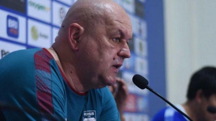 Pelatih Persib Bandung, Bojan Hodak memuji performa Ezra Walian saat laga kontra Madura United.