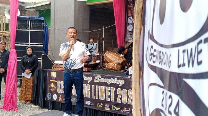 Bos Persib Bandung, Umuh Muchtar, hadir pada acara gembrong liwet di Desa Citali, Pamulihan, Sumedang, Minggu (3/2/2024).