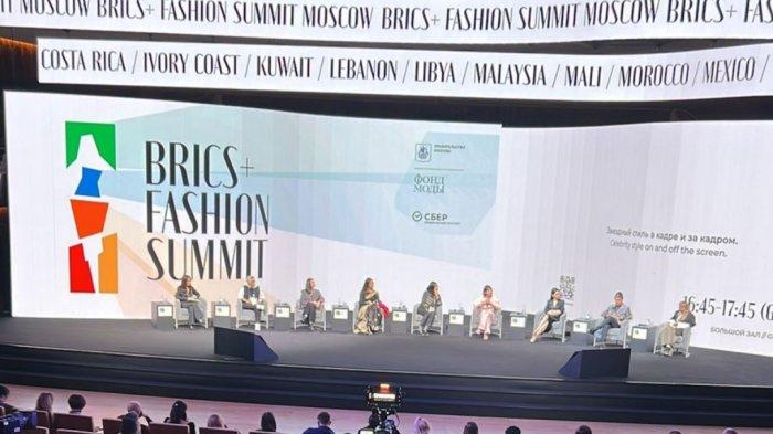 Fashion Show Moskow di Basement Parkir, Lengak-lenggok Model Rusia di