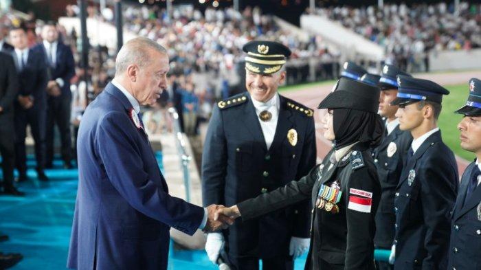 Briptu Tiara Nissa Zulbida (kanan) bersalaman dengan Presiden Erdogan (kiri) dalam acara kelulusan yang berlangsung di Akademi Kepolisian, Turkish National Police, Ankara, Turki (26/7).(Dok. Kemlu)