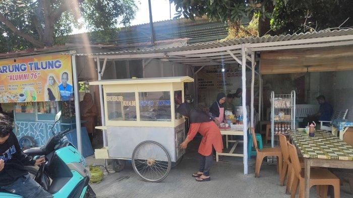 Bubur ayam Ibu Darni di kawasan Stadion Tridaya Indramayu, Minggu (16/7/2023).