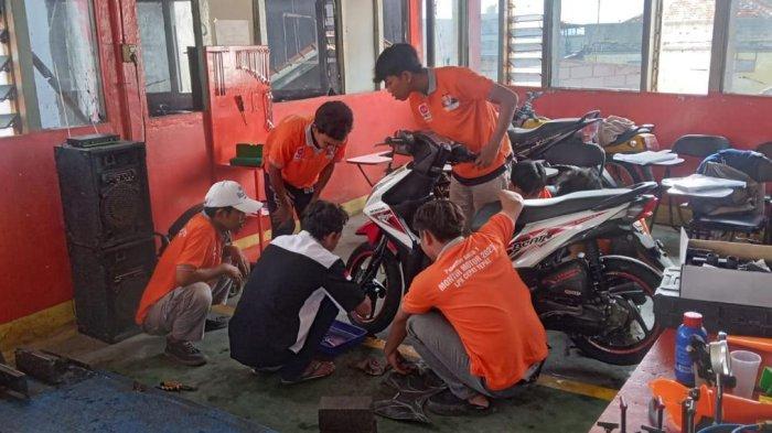 KURSUS MONTIR BATCH 1- anggota DPRD Provinsi Jawa Barat, H. Budiwanto, S.Si., M.M., menyelenggarakan Kursus Montir Motor Batch 1 di Karawang. Kursus montir ini  sebagai upaya membangun ekonomi riil dan menciptakan peluang bagi generasi milenial.