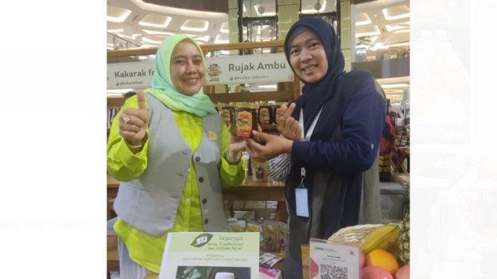 Bumbu Rujak Ambu, produk UMKM yang ditekuni Siti Jamilah kini digemari konsumen Bandung hingga luar negeri. Bumbu Rujak Ambu berdayakan para tetangga. Produk ini juga dipasarkan di Pasar Kreatif Badung dan memanfaatkan QRIS BRI sebagai alat pembayaran.