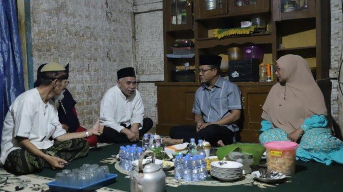 Bupati Bandung Dadang Supriatna bersama Bunda Bedas Emma Dety Dadang Supriatna nginap di rumah warga di Kampung Padarek RW 02 Desa Drawati Kecamatan Paseh Kabupaten Bandung, Kamis (23/5/2024) malam.