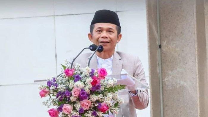 Bupati Purwakarta, Saepul Bahri Binzein, saat menyampaikan pesan ekologis yang mendalam dalam sambutannya pada pelaksanaan Salat Idul Fitri 1446 H, yang berlangsung di depan Masjid Agung Baing Yusuf hingga Alun-Alun Kiansantang, Pesanggrahan Padjajaran, Senin (31/3/2025). Ia meminta Kepala SD Sawah Kulon Purwakarta yang mewajibkan siswanya mengenakan baju Lebaran di hari pertama masuk, dicopot.