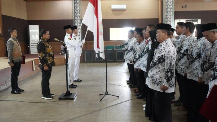 Bupati Sumedang Dony Ahmad Munir saat melantik pengurus PGRI Sumedang Masa Bakti XXIII Tahun 2025–2030, Sabtu (12/7/2025). 