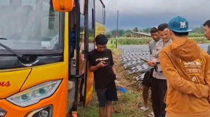 Bus kuning yang ramai dibicarakan tetiba muncul di kuburan