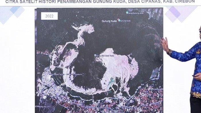 CITRA SATELIT GUNUNG KUDA - Kepala Pusat Data, Informasi dan Komunikasi Kebencanaan BNPB Abdul Muhari, Ph.D. menunjukkan sejumlah citra satelit area tambang Gunung Kuda Kabupaten Cirebon pada tahun 2009, 2013, 2016, 2019, 2020, 2021, 2022, dan 2024. Pria yang akrab disapa Aam itu menjelaskan citra satelit menunjukkan aktifitas penambangan semakin intensif sejak 2019 sampai 2024. (Tangkapan Layar Kanal Youtube BNPB Indonesia).