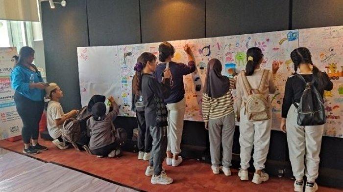 Pengunjung menggambar di Pojok Kreasi