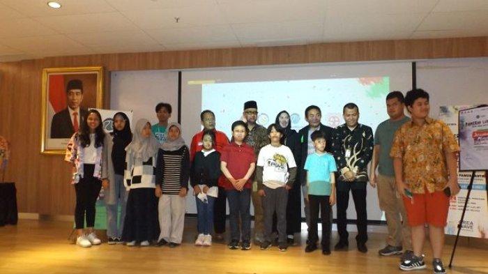 Sebagian peserta Pameran, para seniman muda Indonesia bersama Mas Widyanto Gunawan (Ketua CWI), KH.M. Irfab Yusuf Hasyim (Pengasuh Pondok Pesantren Tebu Ireng), Dr.Dante Rigmalia, M.Pd (Ketua Komisi Nasional Disabilitas), dr.H. Soleh, Sp.N, FINA, ME (Dokter Spesialis Neurologi) dan Ibnu Rohman (CEO Nusantara Dharma Ayu)