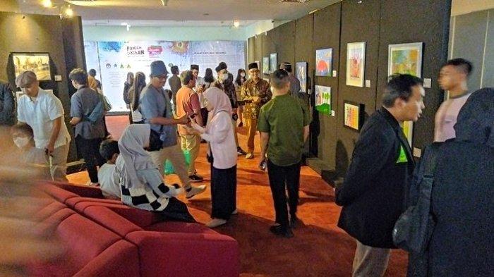 Pengunjung di Pameran Lukis Anak & Difabel Nasional di Perpustakaan Nasional Republik Indonesia, Lantai 4