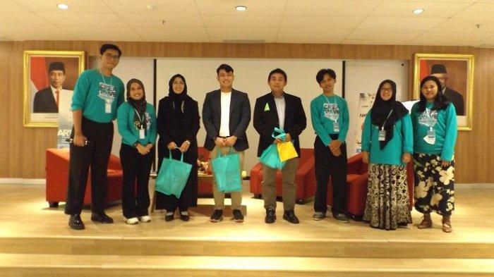 Tim dari Creative Wave Indonesia (kiri –kanan berseragam hijau toska) Amaris, Lesh Dewika, Widyanto Gunawan, Corry  Harisyahatullaely, Galih Winilih  bersama Dr.Dante Rigmalia, M.Pd Ketua Komisi Nasional Disabilitas, Dokter Spesialis Neurologi dr.H. Soleh, Sp.N, FINA, ME dan Psikolog Klinis Agung Wahyu P, M.Psi