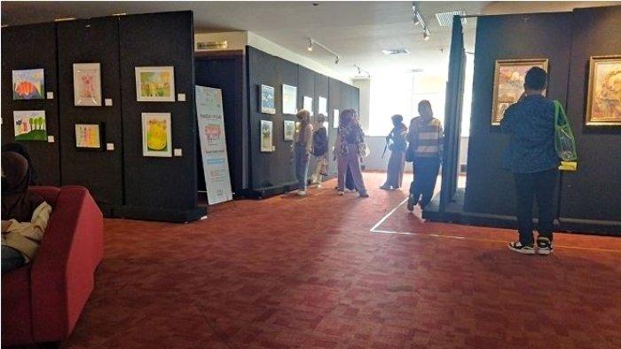 Pengunjung di Pameran Lukis Anak & Difabel Nasional di Perpustakaan Nasional Republik Indonesia, Lantai 4