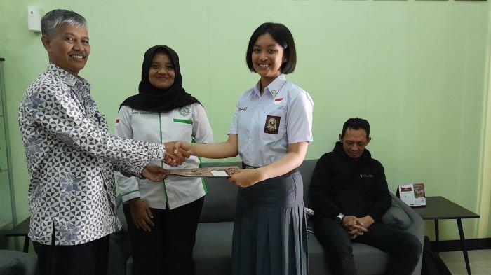 Cabbyan Davita Gunawan (16), siswi SMAN 7 Kota Bandung yang terpilih menjadi anggota Pasukan Pengibar Bendera Pusaka atau Paskibraka nasional 2023 dari seluruh Indonesia, saat bersama Kepala SMAN 7 Kota Bandung, Yudin Wahyudin.