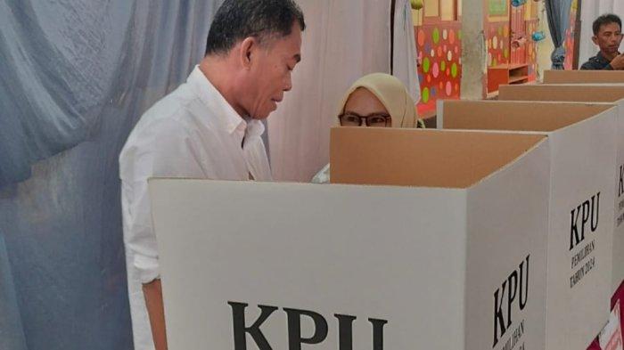 Dalam rangkaian pemilihan Kepala Daerah, H.Ruhimat alias Kang Jimat, Calon Bupati Subang nomor urut 1 turut menyemarakkan pesta demokrasi yang diselenggarakan pada Rabu 27 November 2024. Kang Jimat bersama sang Istri, Mimih Yoyoh melakukan pencoblosan di TPS kampung halaman, yakni Kampung Tangkil Tengah RT 3/RW1, Desa Cintamekar, Kecamatan Serangpanjang.
