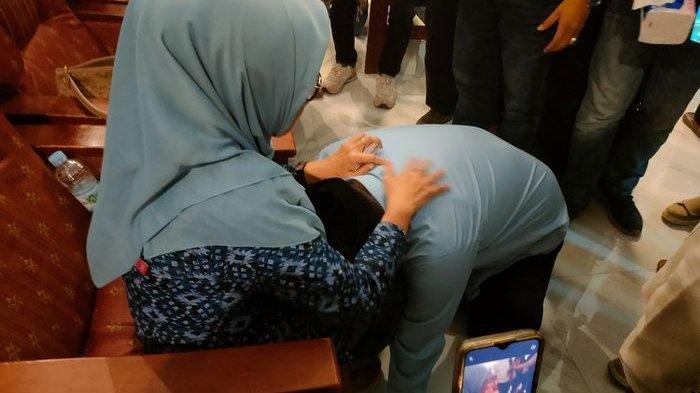 Calon bupati Garut nomor urut 02, Abdusy Syakur Amin, bersujud di kaki sang setelah dinyatakan unggul lewat hasil hitung cepat versi Lembaga Survei Indikator, Rabu (27/11/2024). 