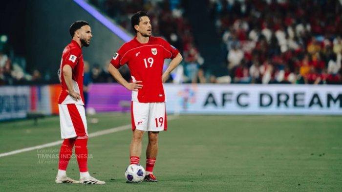 TENDANGAN BEBAS - Calvin Verdonk dan Thom Haye saat akan mengambil tendangan bebas ketika timnas Indonesia melawan Australia, Kamis (20/3/2025). Indonesia berhadapan dengan Bahrain, Selasa (25/3/2025) malam ini.