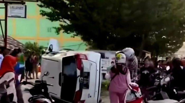 Calya putih terguling setelah menabrak dua sepeda motor di Jalan Hang Tuah, Pekanbaru, Riau, Rabu (1/1/2025). Tiga orang meninggal dunia dalam peristiwa ini.