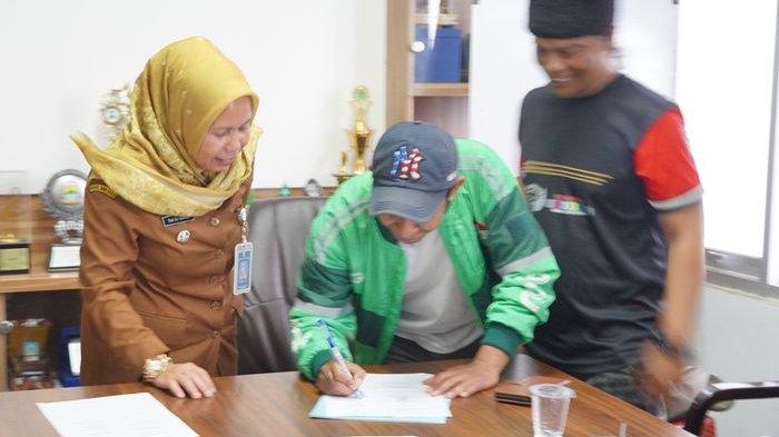 Camat Mandalajati, Yati Sri Sumiati, menyaksikan penandatangan keputusan bersama menyelesaikan masalah ojol-opang di Pasir Impun, Mandalajati, Bandung, Selasa (10/9/2024) malam.