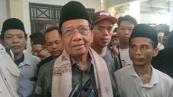 Cawapres nomor urut 3, Mahfud MD saat mengunjungi Pondok Pesantren (Ponpes) Masyariqul Anwar di Desa Babakan, Kecamatan Ciwaringin, Kabupaten Cirebon, pada Selasa (30/1/2024).