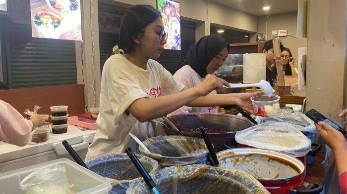 KOLAK CERITA MANIS - Cerita Manis, Kota Bandung, menghadirkan kolak dengan isian variatif seperti candil, sumsum, jali-jali, hingga lemu pandan.