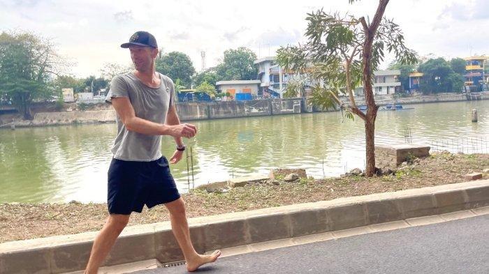 Chris Martin, vokalis Coldplay, jalan-jalan sambil nyeker di Jakarta.