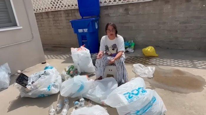 Cinta Kuya saat mengumpulkan sampah-sampah hasil mulung di halaman belakang rumahnya di Los Angeles, Amerika Serikat.