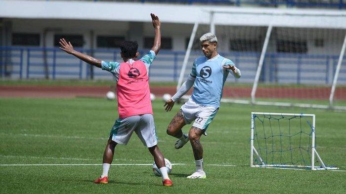 Ciro Alves dan pemain Persib lainnya berlatih di Stadion Gelora Bandung Lautan Api, Rabu (15/11/2023).