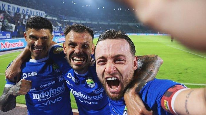 SELEBRASI - Ciro Alves, Tyronne del Pino dan Marc Klok merayakan gol ke gawang PSS Sleman pada pertandingan pekan ke-30 Liga 1 2024/25 di Stadion Gelora Bandung Lautan Api, Sabtu, 26 April 2025.
