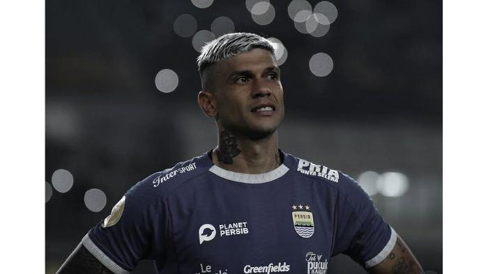 MATA BERKACA-KACA: Striker Persib Bandung, Ciro Alves mengunggah fotonya yang menunjukkan matanya berkaca-kaca, Jumat (21/3/2025). -- Unggahan Ciro Alves pun mengundang tanda-tanya di saat kontraknya yang akan segera berakhir.