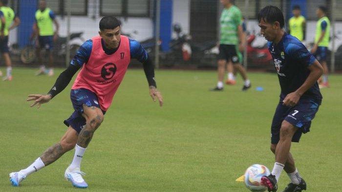 Ciro Alves dan Beckham Putra Nugraha dalam sesi latihan Persib Bandung di Stadion Sidolig, Rabu (10/1/2024).