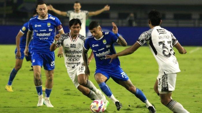 BEREBUT BOLA - Ciro Alves dan Marc Klok dalam laga Persib Bandung menghadapi Bali United dalam laga pekan ke-29 Liga 1 2024/25 di Stadion Gelora Bandung Lautan Api, Jumat, 18 April 2025.