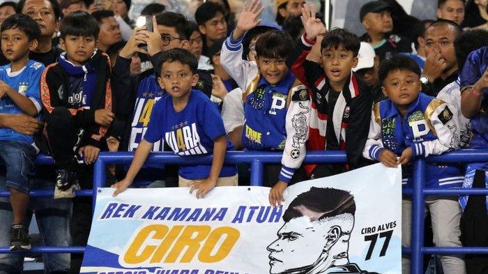 DUKUNG CIRO ALVES - Bobotoh Persib Bandung memberikan dukungan kepada Ciro Alves setelah laga Persib Bandung melawan Barito Putera di Stadion Gelora Bandung Lautan Api (GBLA), Kota Bandung, Jumat (9/5/2025).