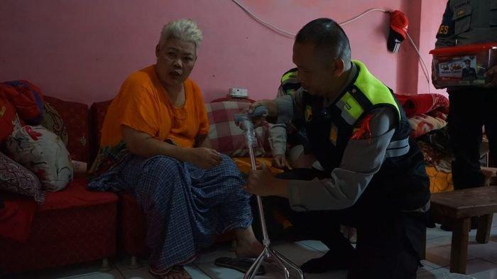 Cucu Jubaedah mendapat bantuan tongkat untuk jalan.