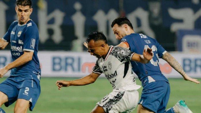 Cuplikan laga Persib Bandung melawan Bali United di pekan ke-29 Liga 1 2024, Jumat (18/4). Persib Bandung sukses lakukan remontada saat melawan Bali United di pekan ke-29 Liga 1 2024 dengan skor 2-1.