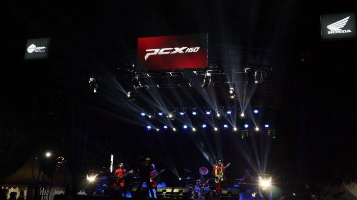 Penampilan Kuburan Band mengisi panggung hiburan dalam Regional Public Launching New Honda PCX160 di kawasan Jl. Diponegoro – Gedung Sate, Bandung, pada 25 Januari 2025.