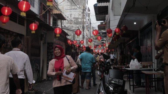 DESTINASI WISATA DI TANJUNGPINANG - Potret warga di Lorong Bintan, Jalan Bintan Kota Lama, Senin (3/4/2023). Destinasi wisata di Tanjungpinang ini sudah dikenal sejak Kerajaan Riau-Lingga.
