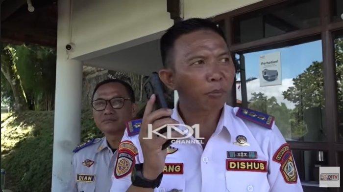 MENELEPON - Kepala Bidang Lalu Lintas Dinas Perhubungan (Dishub) Kabupaten Bogor, Dadang Kosasih saat dalam panggilan telepon bersama Gubernur Jawa Barat Dedi Mulyadi. Dadang Kosasih menyebut bahwa Kelompok Koperasi Serba Usaha (KKSU) adalah dalang di balik penyunatan uang kompensasi sopir angkot di jalur Puncak.