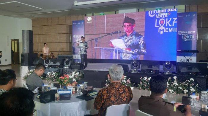 CEO Tribun Network, Dahlan Dahi memberikan sambutan pada acara Tribun Series Mata Lokal Memilih yang berlangsung di kampus Universitas Kristen Maranatha, Rabu (13/12/2023).