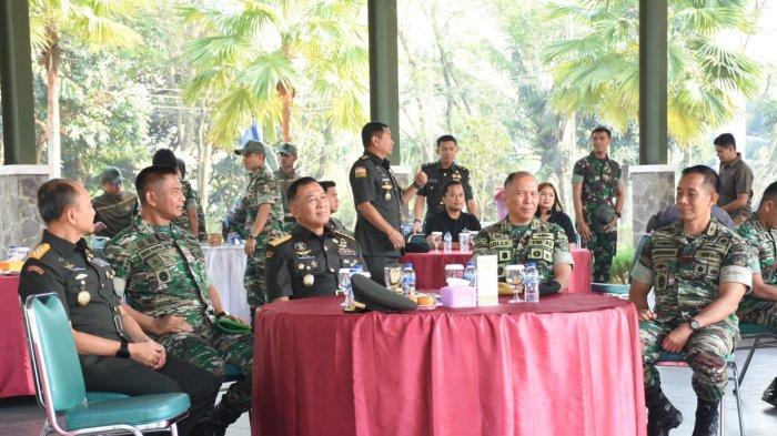 Komandan Pusat Kesenjataan Infanteri (Danpussenif), Letjen TNI Dr. Anton Nugroho, M. M. D. S., M. A. secara resmi menutup Pendidikan Pertama Tamtama (Dikmata) Kostrad Tahun 2023 di lapangan Yuddhawastu Pramukha Pusdikif Pussenif, Cipatat, Kabupaten Bandung Barat, Jumat, 29 September 2023.