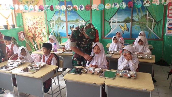 Danramil Singaparna Kapten Inf Yanyan Mulyana ketika menghadiri launching pemberian makan bergizi gratis di SDN Cikadongdong, Singaparna, Kabupaten Tasikmalaya, Senin (13/1/2025).