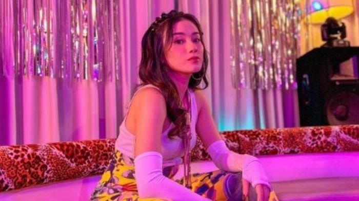 Dara The Virgin---Dara mencurahkan pengalamannya saat tahu uang hasil kerja sejak usia 16 tahun habis oleh orang tuanya dan asetnya yang dijual diam-diam.