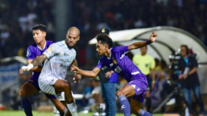 Cerita perjuangan striker andalan Persib Bandung, David da Silva bisa kembali ke lapangan.